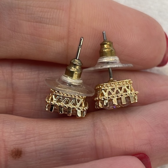 💐5/25 large sparkly stud earrings gold tone edge detail elegant nice quality - Picture 2 of 6